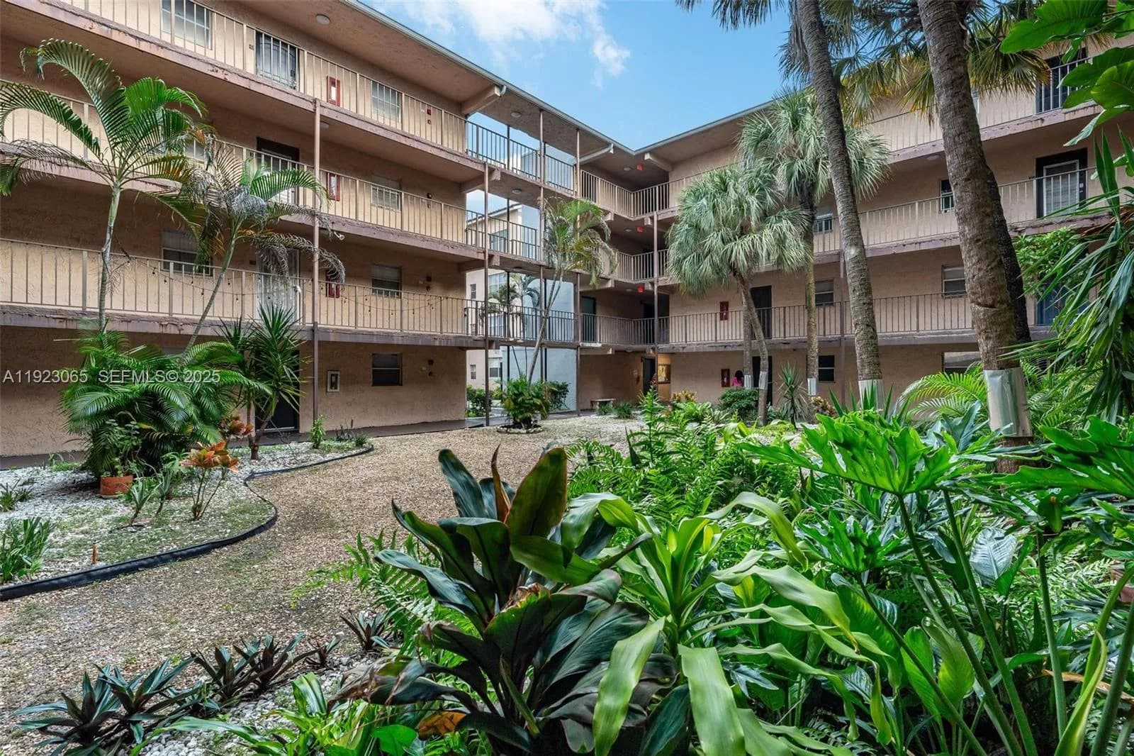 2840 Somerset Dr # 207M, Lauderdale Lakes FL 33311