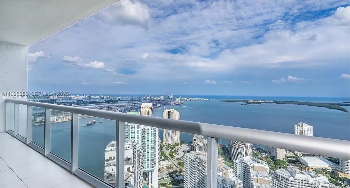 1 bedroom 1 bath for sale at 475 Brickell Ave # 5707, Miami FL 33131