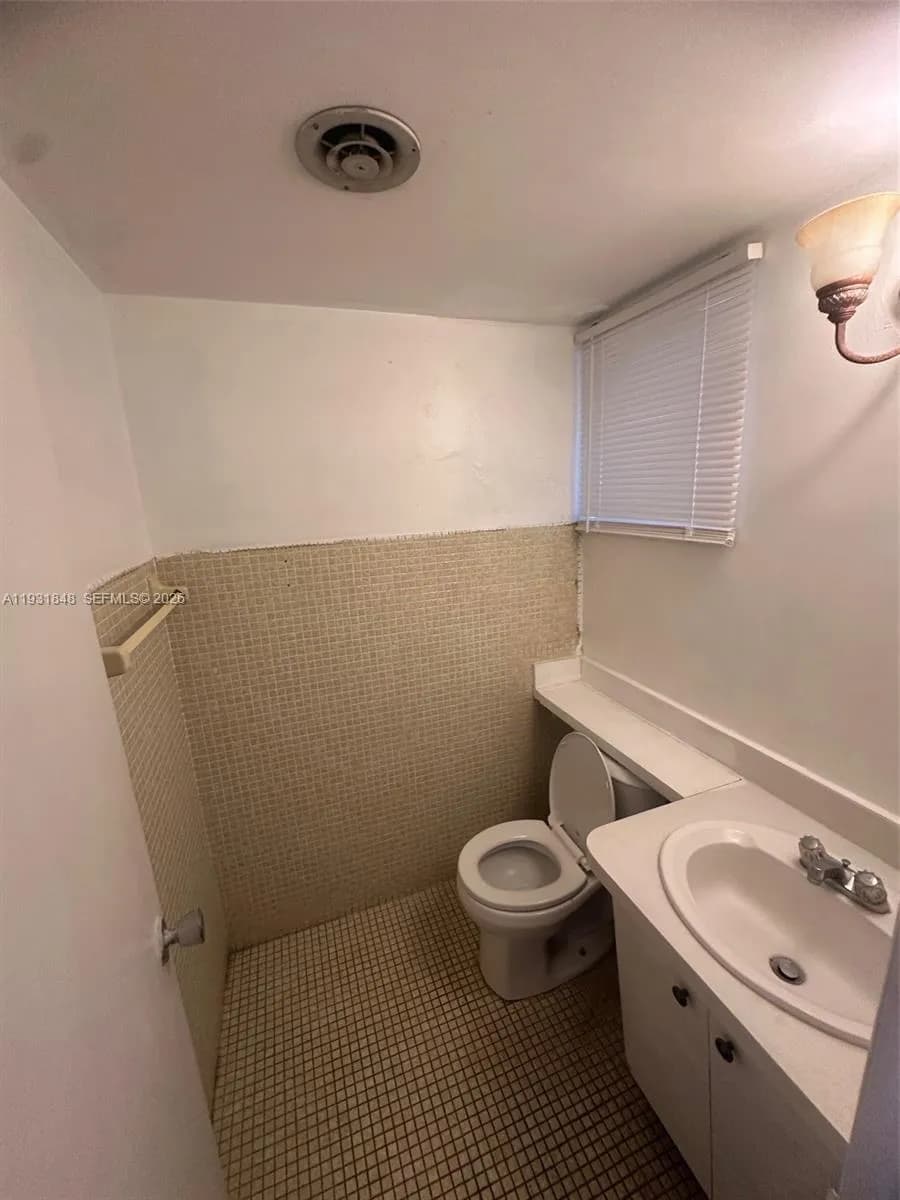 1530 NE 191st St # 205, Miami FL 33179