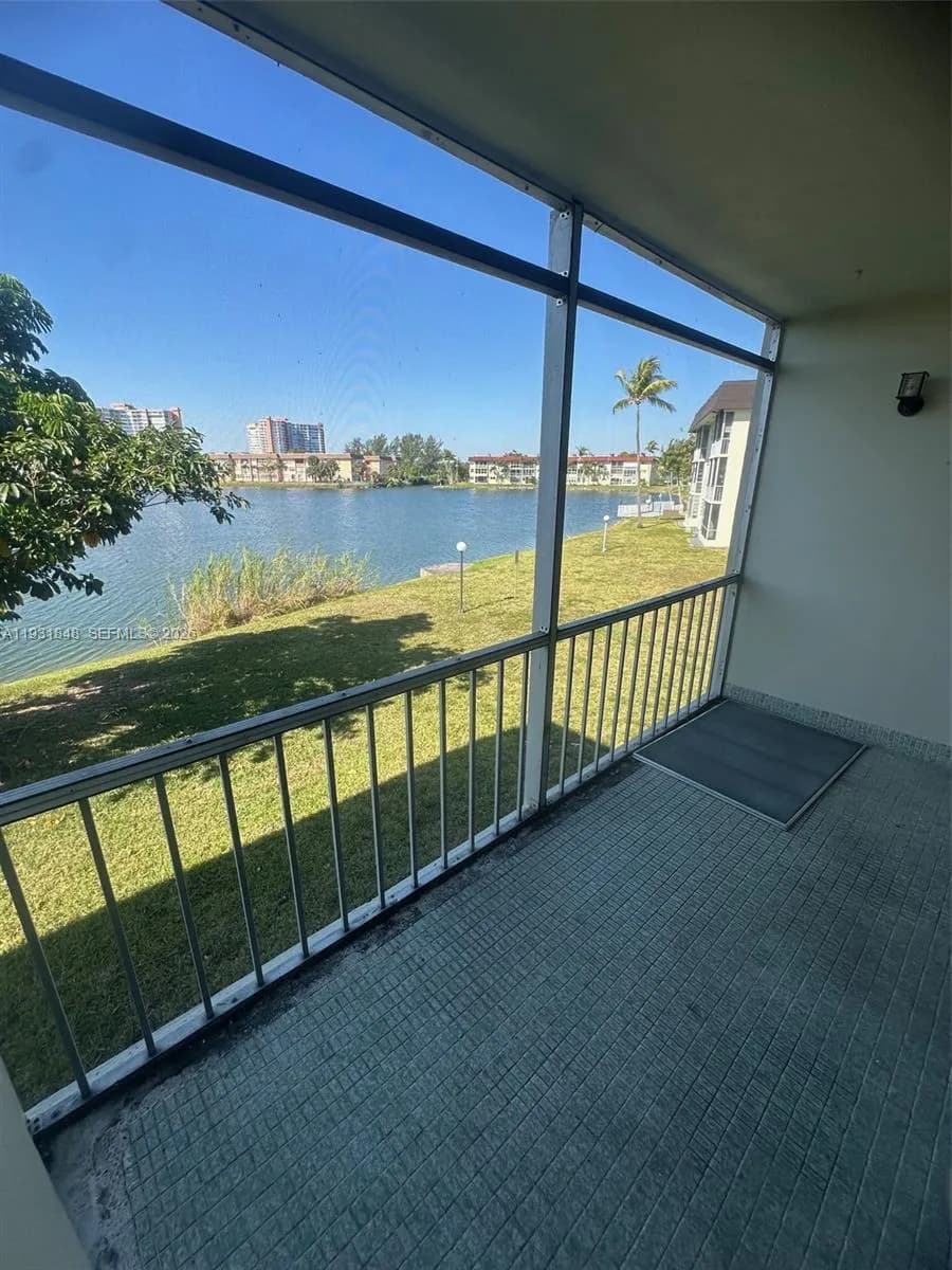 1530 NE 191st St # 205, Miami FL 33179