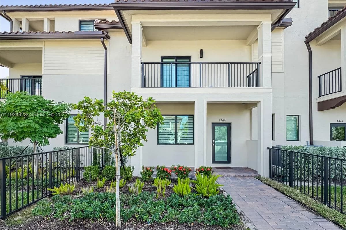 8206 NW 43rd St, Doral FL 33166