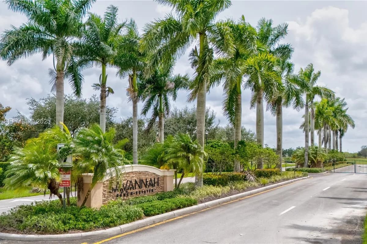 001 SW 215 av, Homestead FL 33030