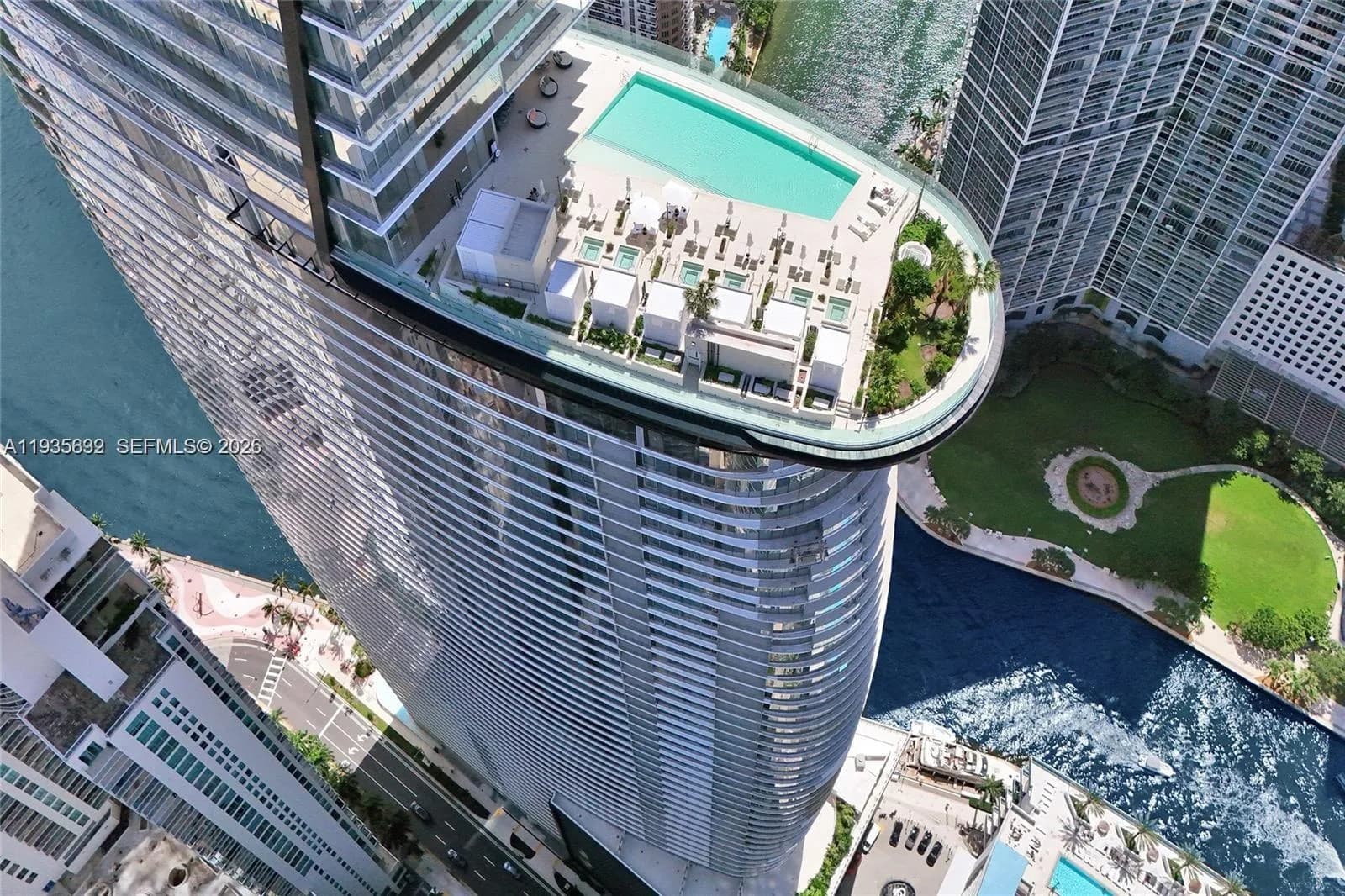 4 bedroom 5 bath for sale at 300 Biscayne Blvd Way # 3704C, Miami FL 33131