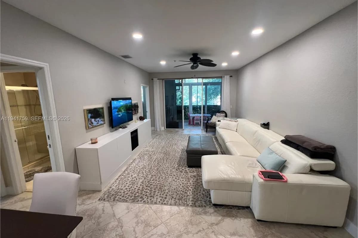 75 Gulfstream Rd # 211B, Dania Beach FL 33004