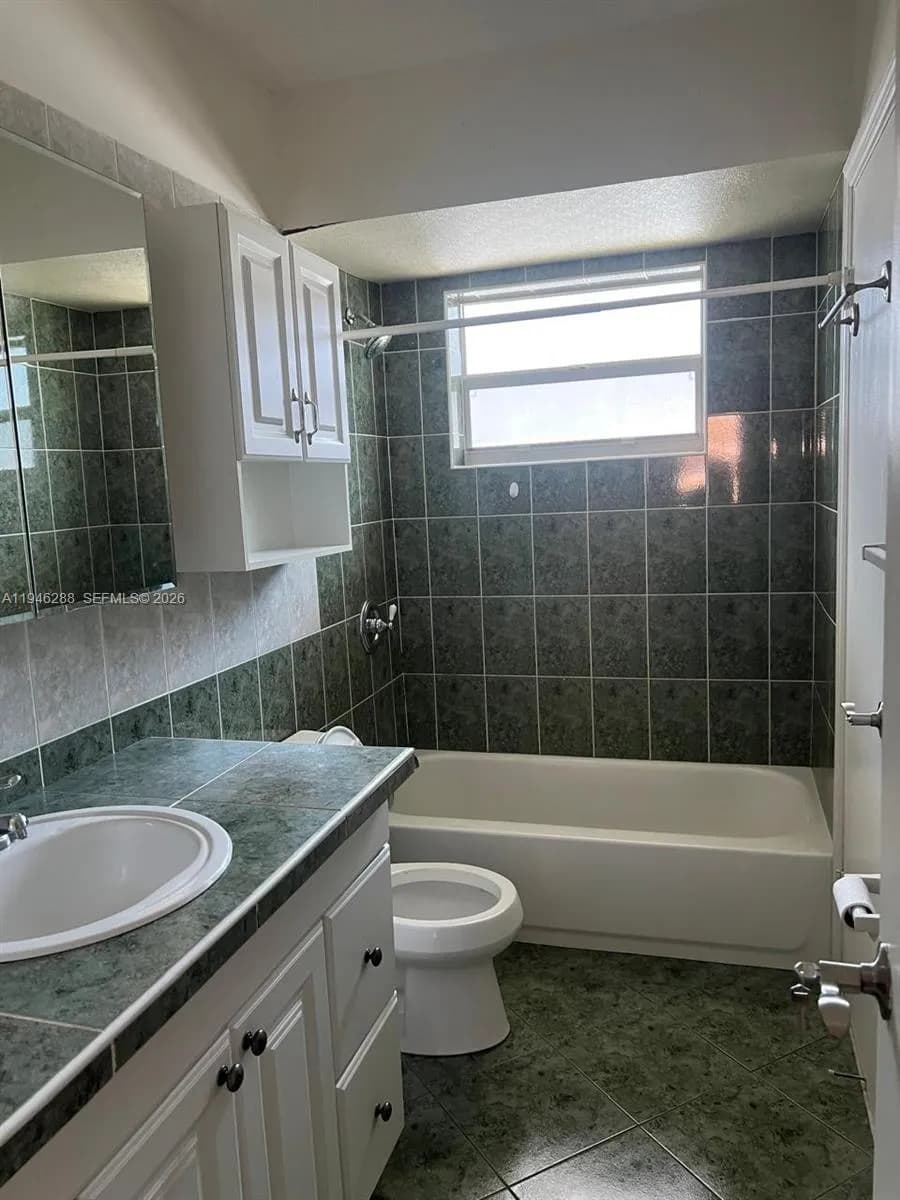 1 bedroom 1 bath for sale at 5181 W Oakland Park Blvd # 110, Lauderdale Lakes FL 33313