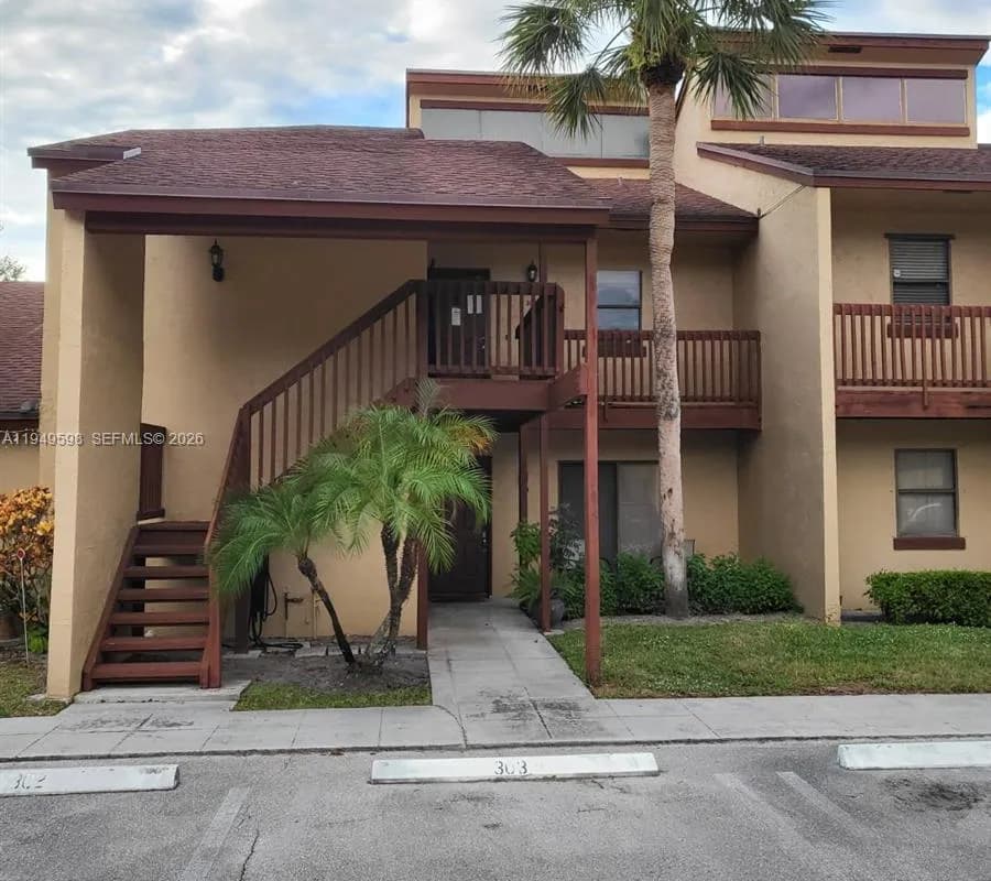 302 E Lakeview Dr E # 302, Royal Palm Beach FL 33411