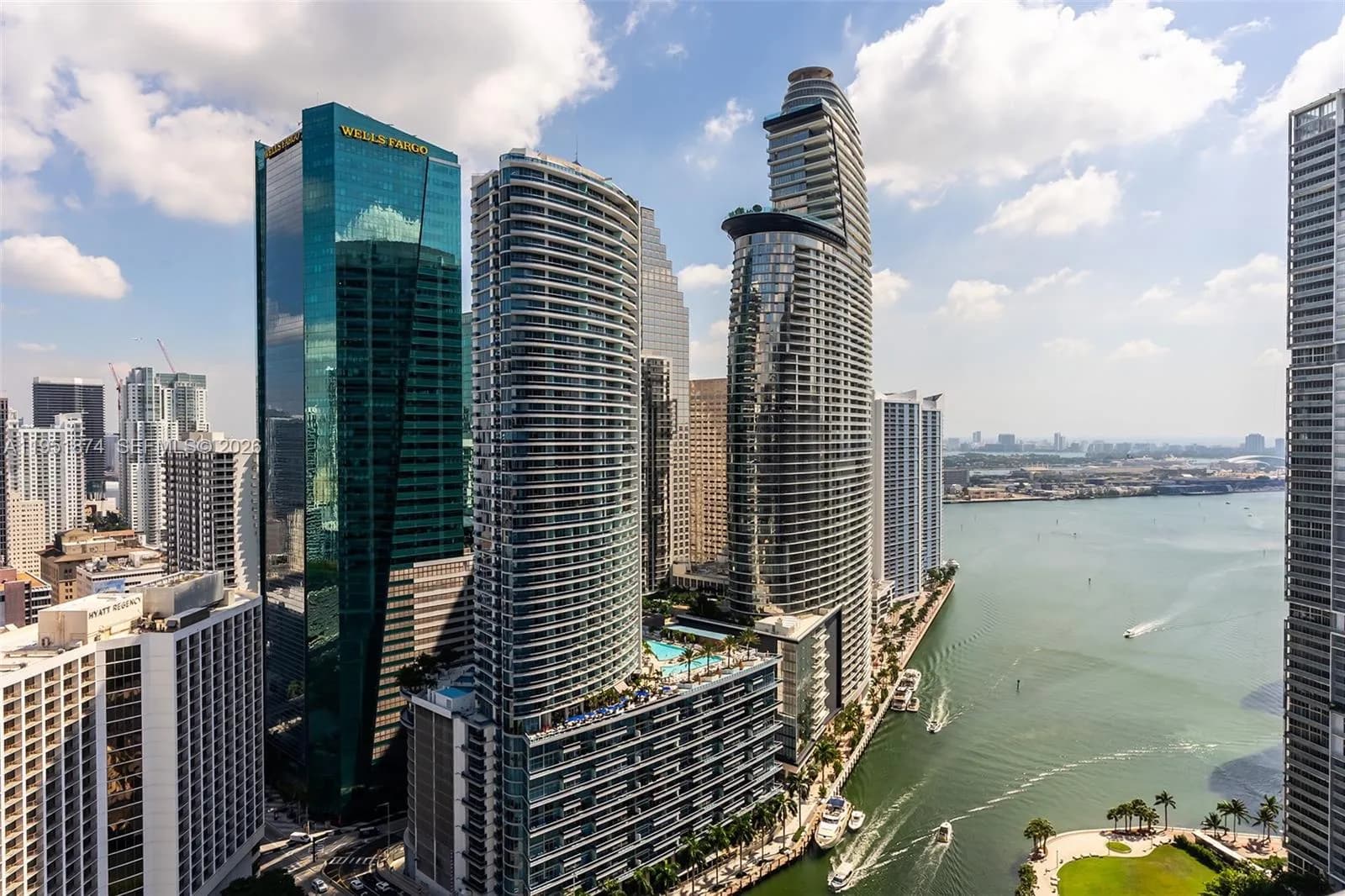 1 bedroom 1 bath for sale at 77 SE 5th ST # 2615, Miami FL 33131