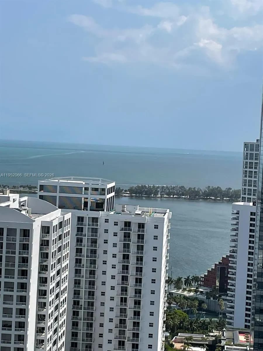 1 bedroom 1 bath for sale at 1200 Brickell Bay Dr # 3921, Miami FL 33131