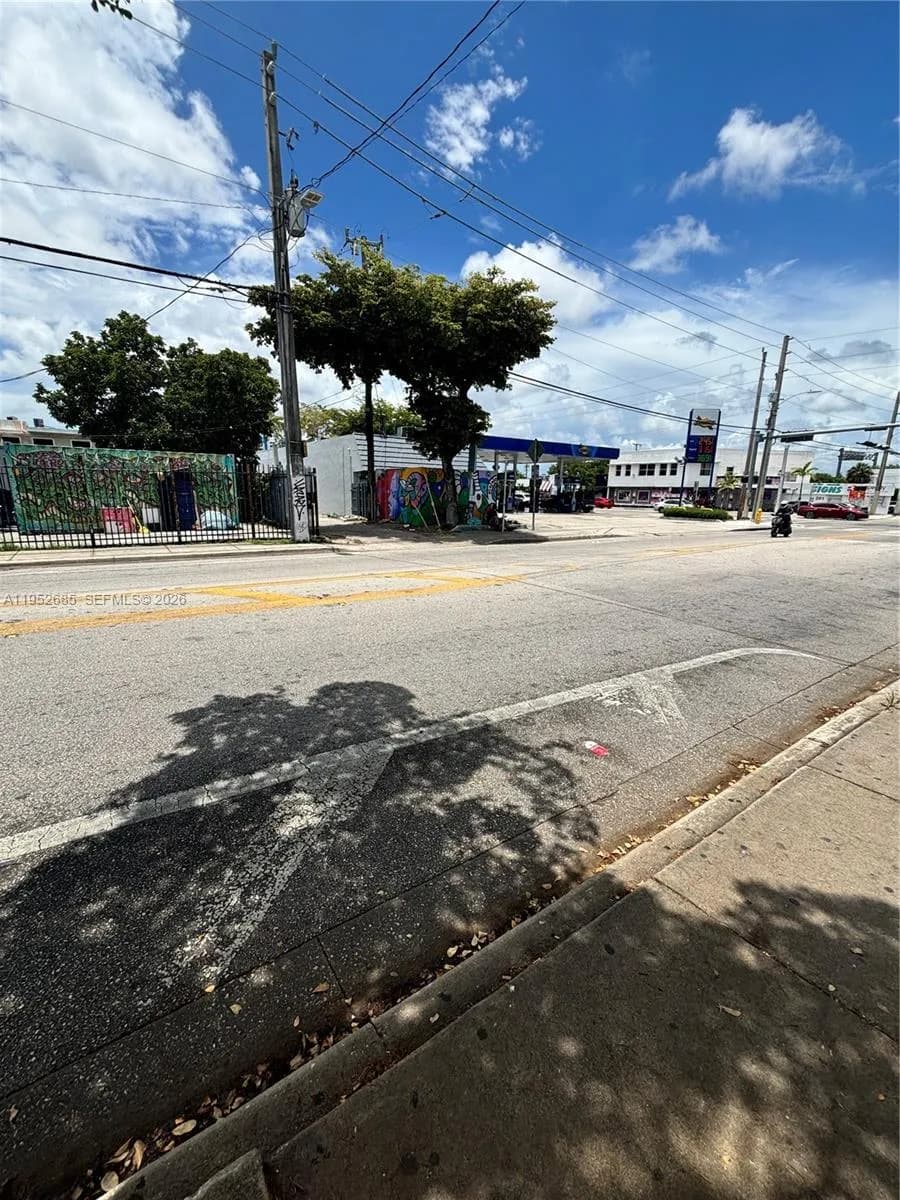 203 NW 35th St, Miami FL 33127