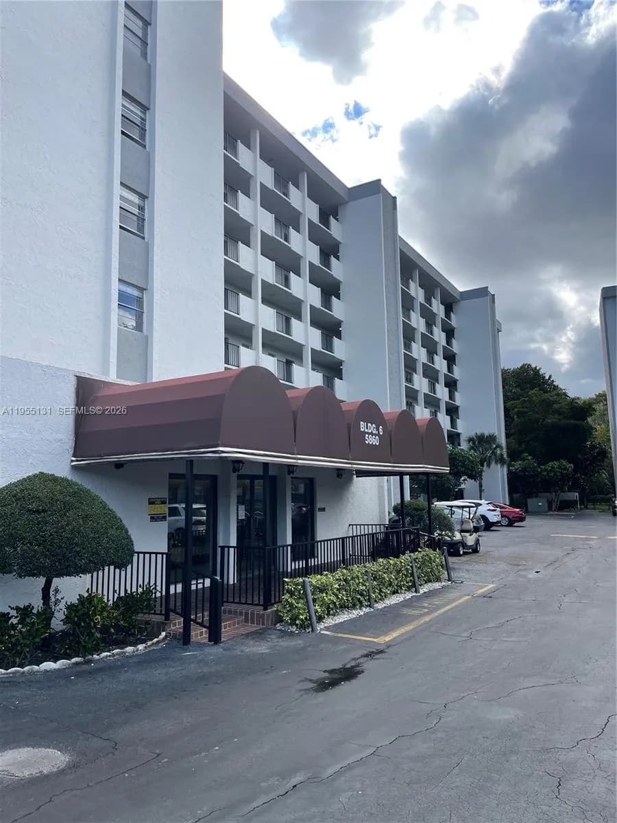 5860 NW 44th St, Lauderhill FL 33319