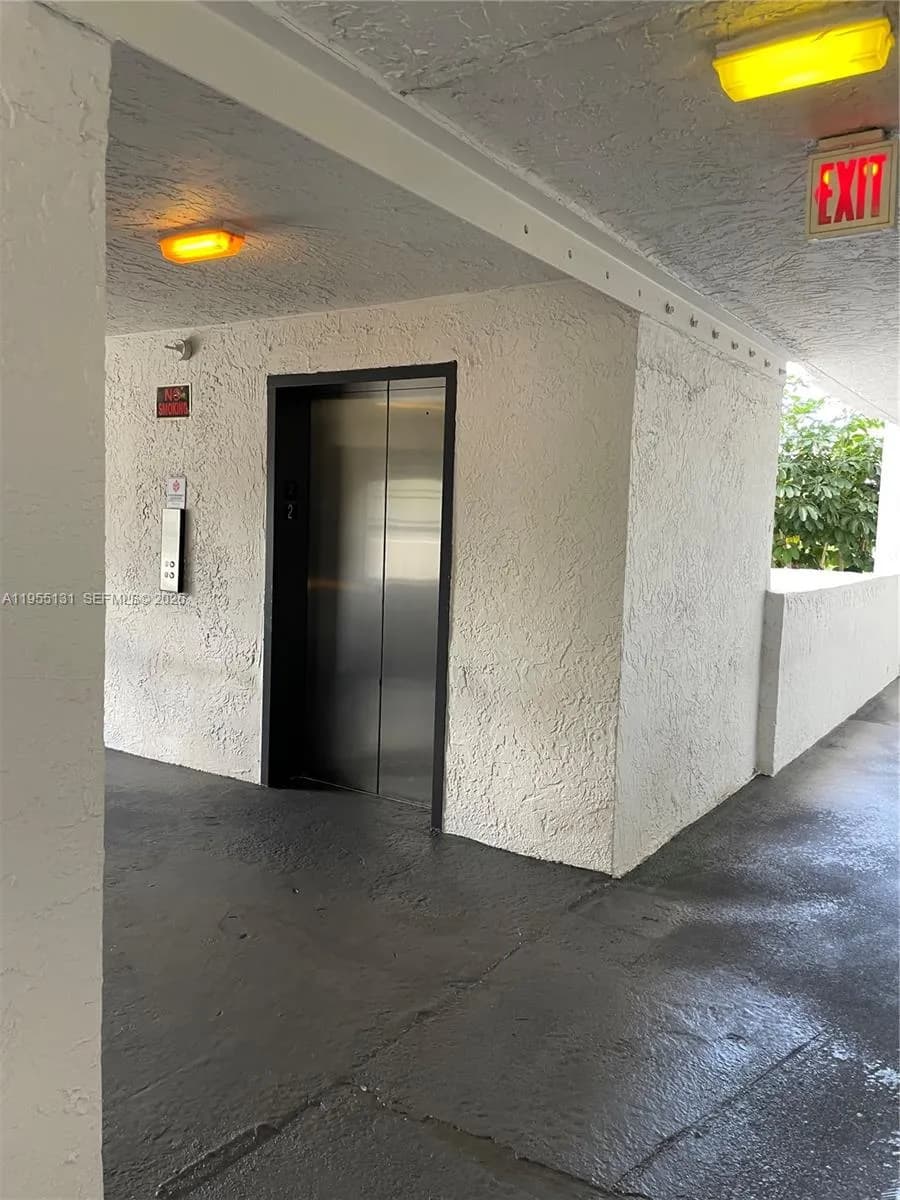 5860 NW 44th St, Lauderhill FL 33319