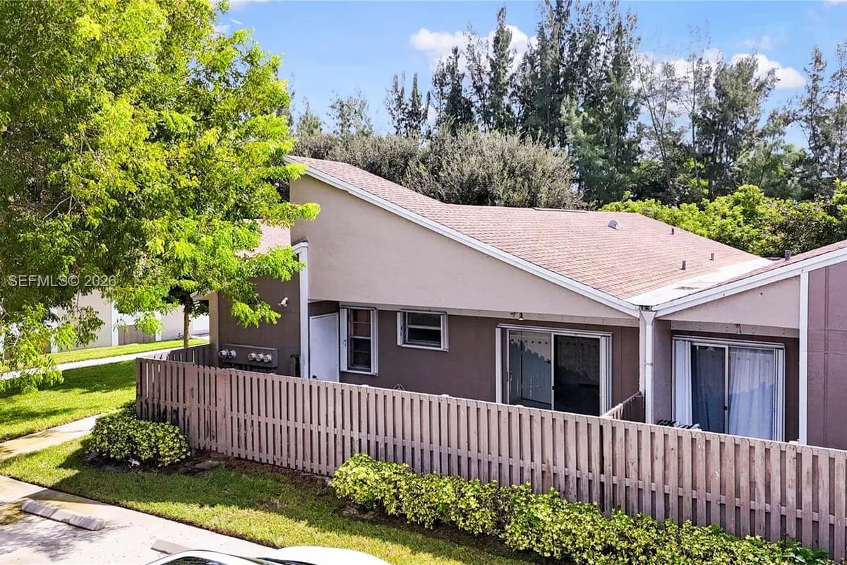 570 Woodgate Cir # A, Sunrise FL 33326