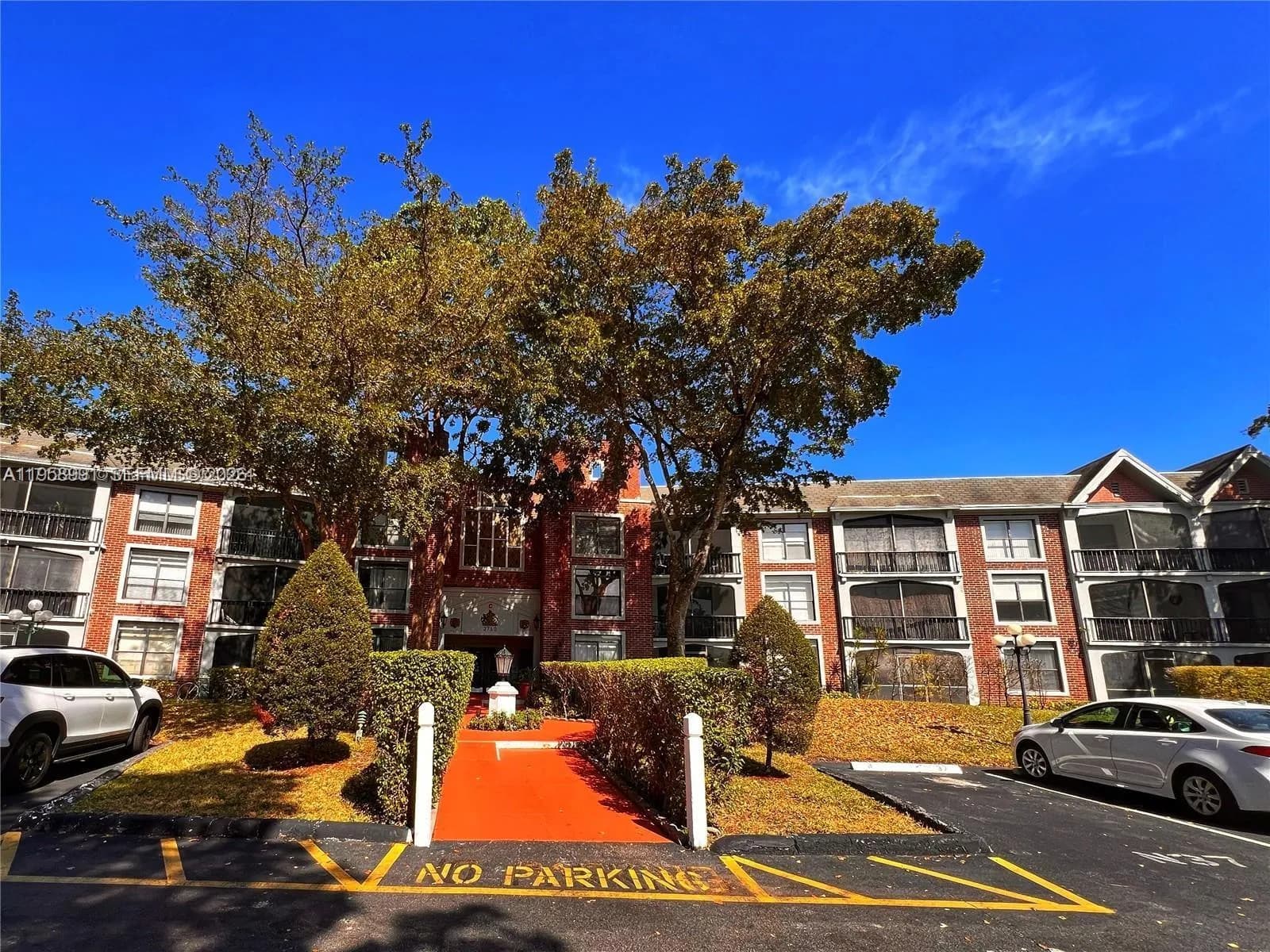 3760 Inverrary Dr # 2R, Lauderhill FL 33319