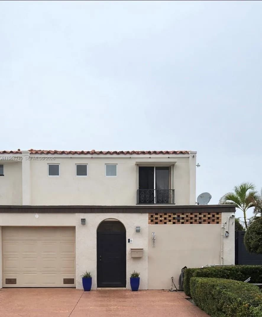 7282 Jacaranda Ln, Miami Lakes FL 33014