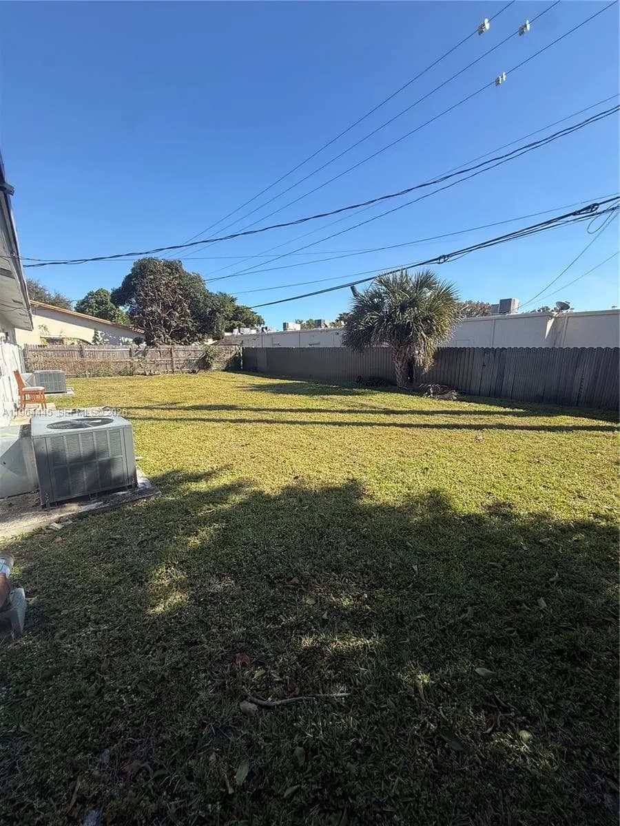 310 NE 38th St, Deerfield Beach FL 33064