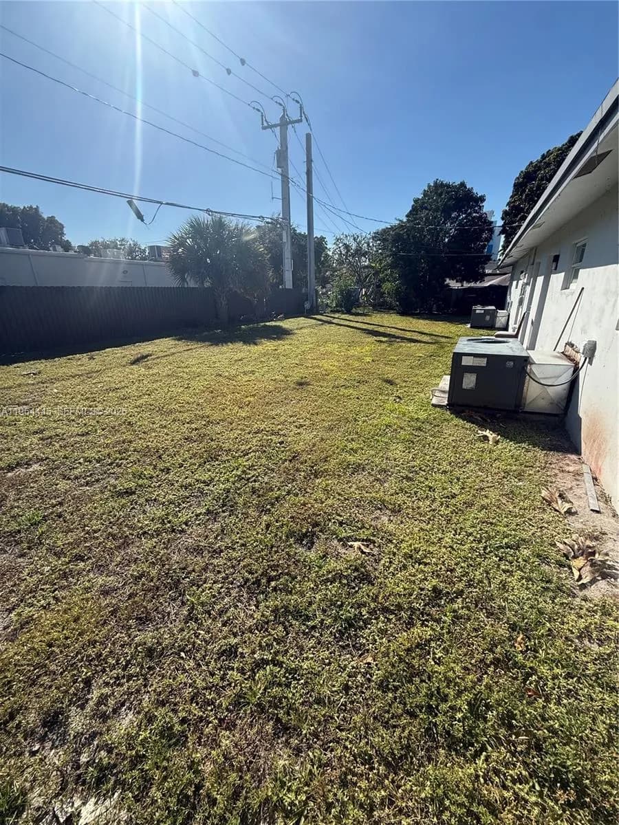 310 NE 38th St, Deerfield Beach FL 33064