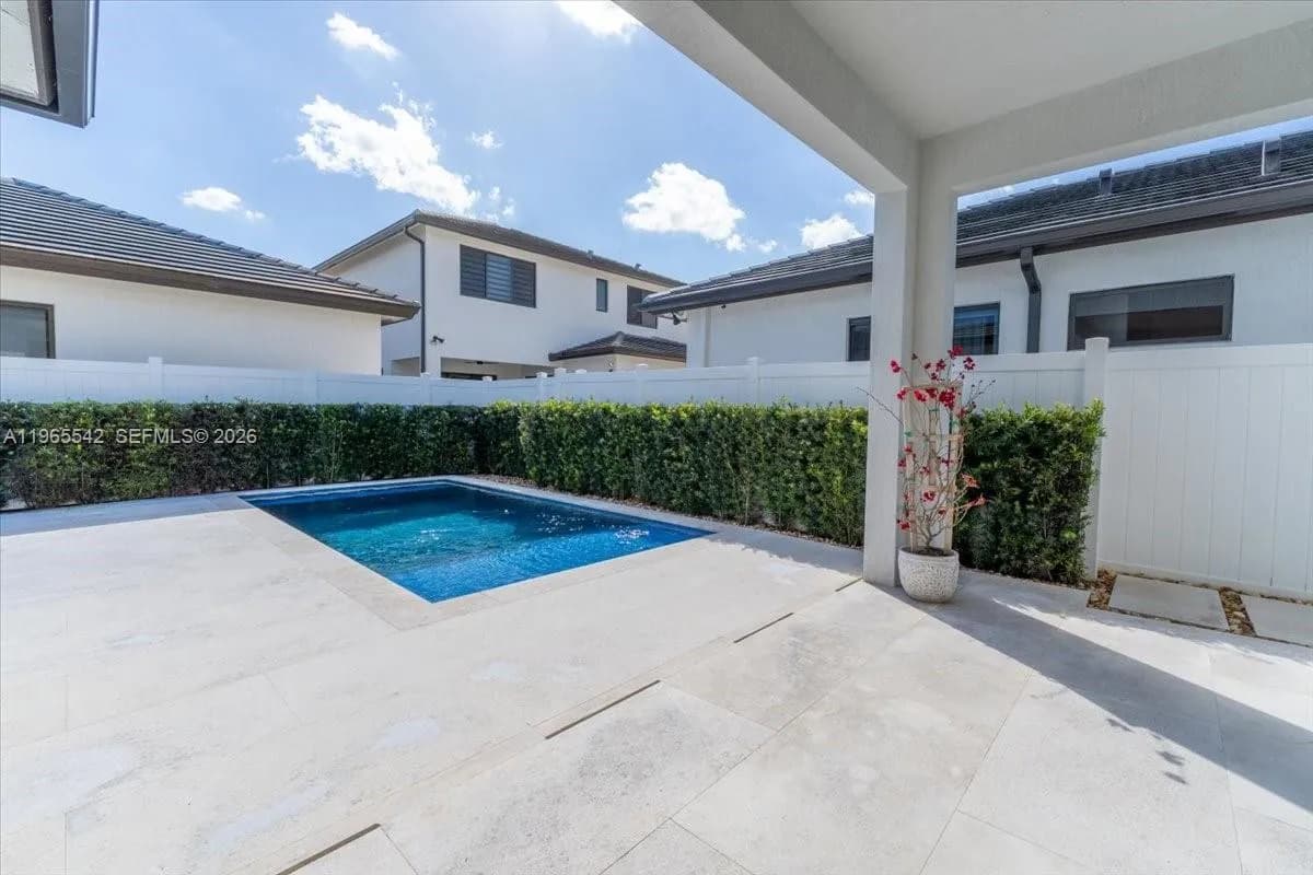 8096 NW 48th Ter, Doral FL 33166