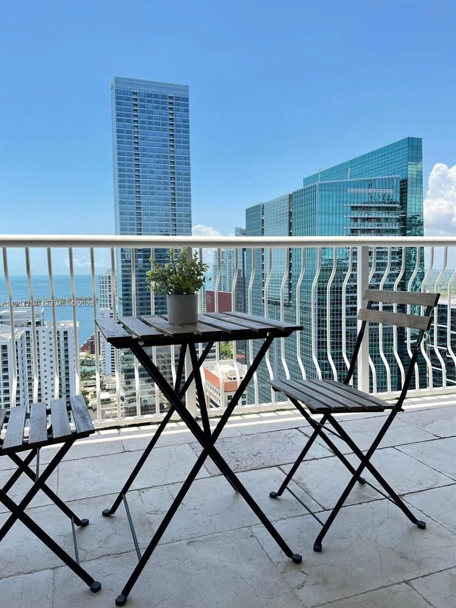 1 bedroom 1 bath for sale at 1200 Brickell Bay Dr # 4217, Miami FL 33131