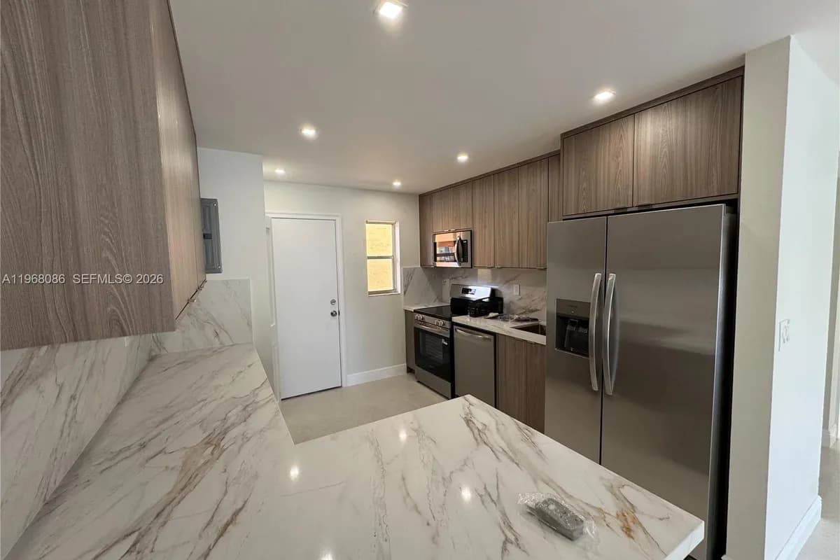 1900 W 54th St # 219, Hialeah FL 33012