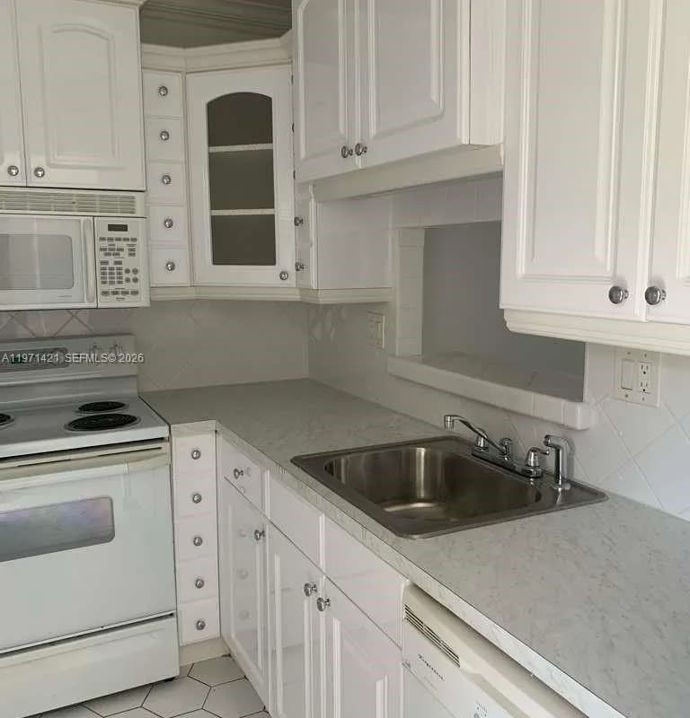 5003 NW 35th St # 405, Lauderdale Lakes FL 33319