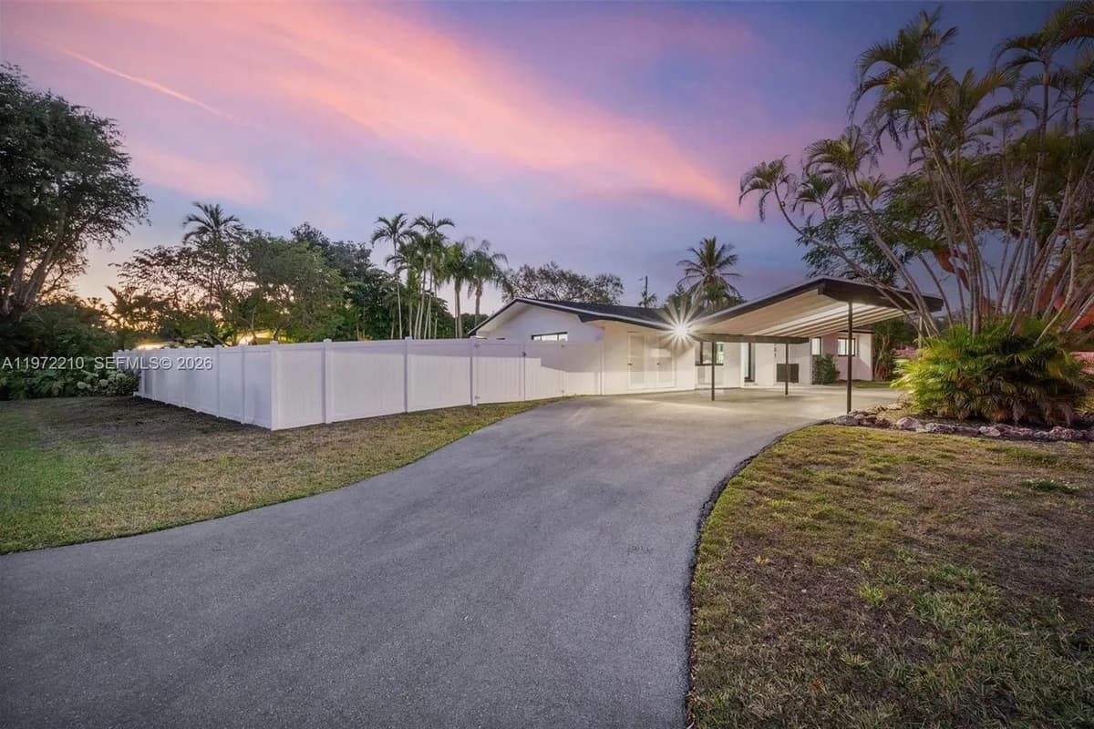 8201 SW 151st St, Palmetto Bay FL 33158