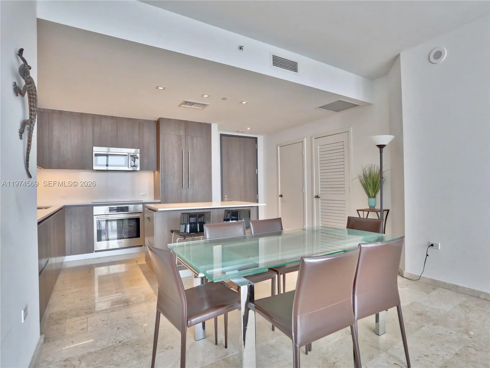 88 SW 7th St # 3805, Miami FL 33130