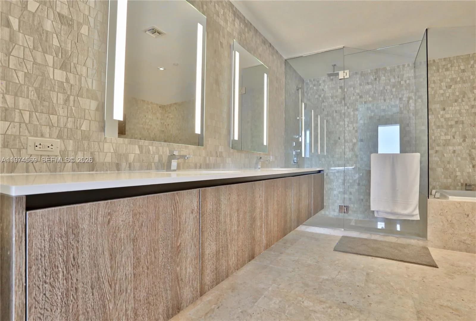 88 SW 7th St # 3805, Miami FL 33130