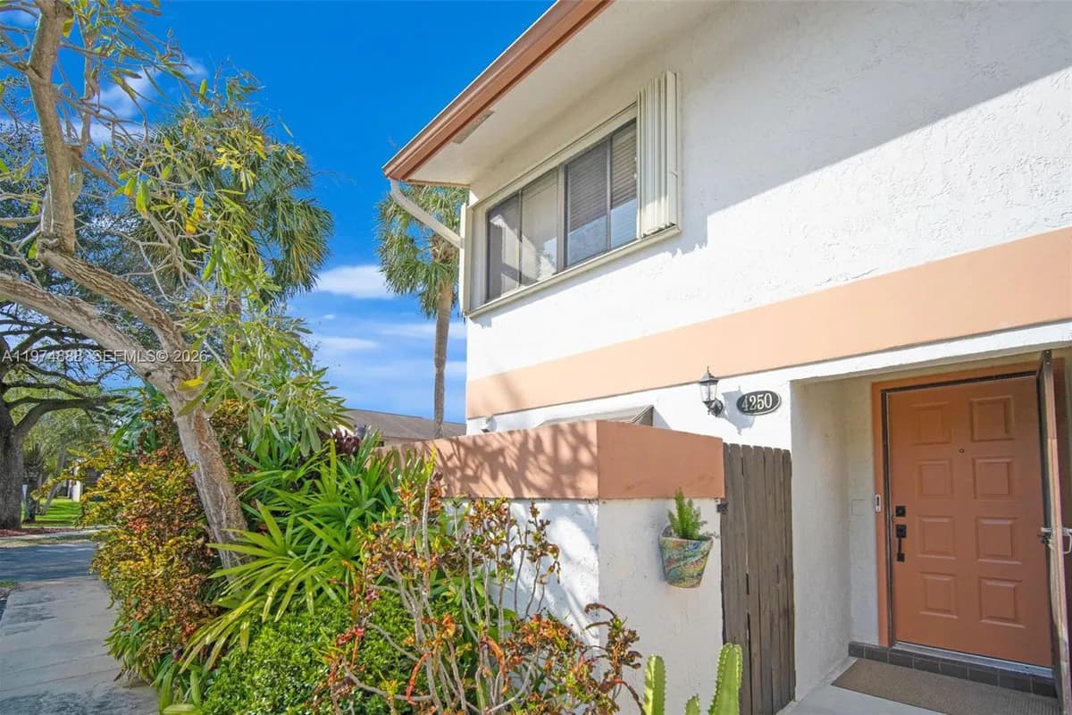 4250 SW 70th Ter, Davie FL 33314