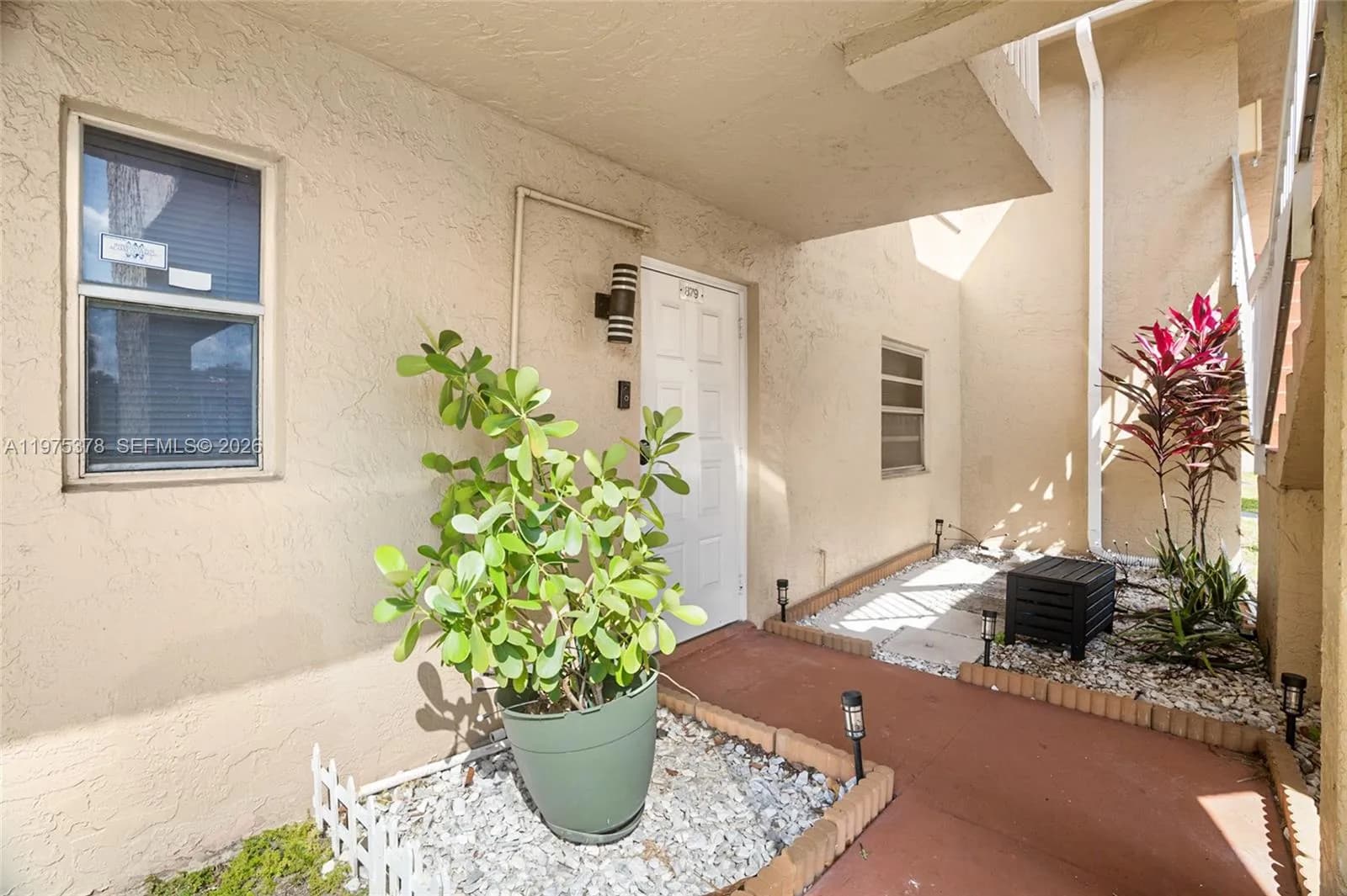 879 Twin Lakes Dr # B, Coral Springs FL 33071