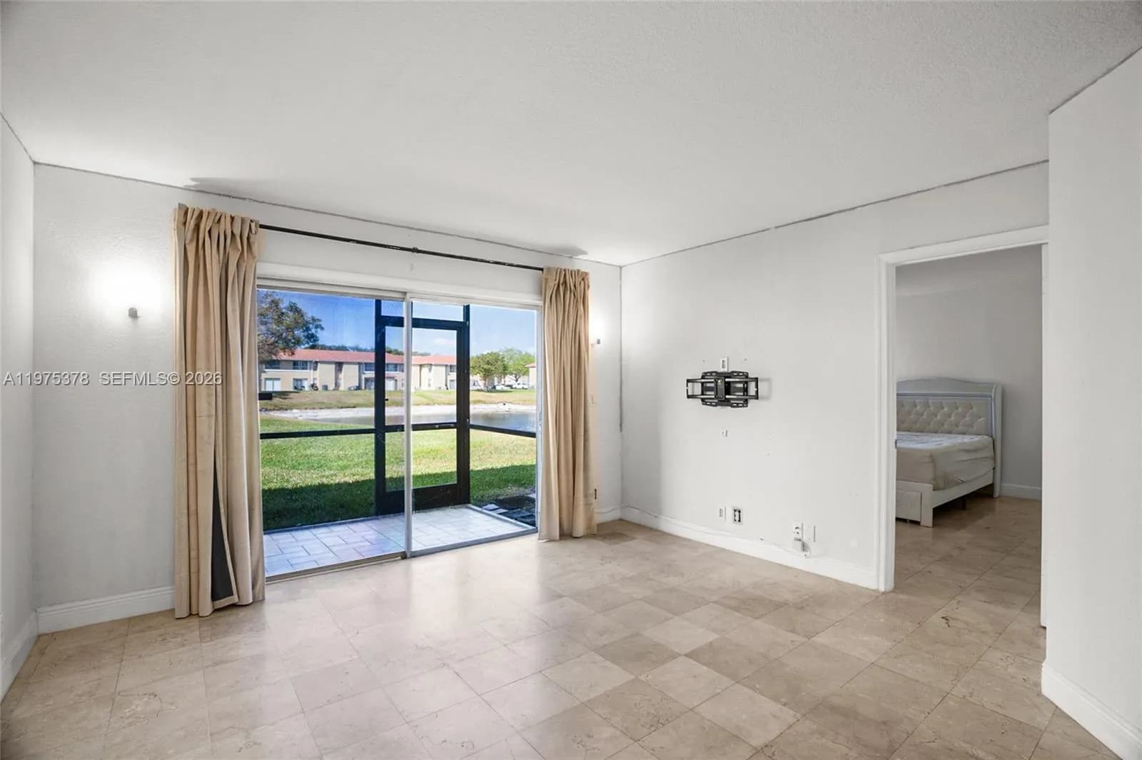 879 Twin Lakes Dr # B, Coral Springs FL 33071