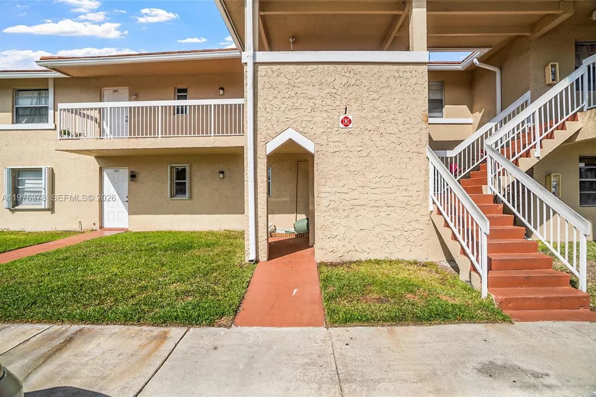 879 Twin Lakes Dr # B, Coral Springs FL 33071