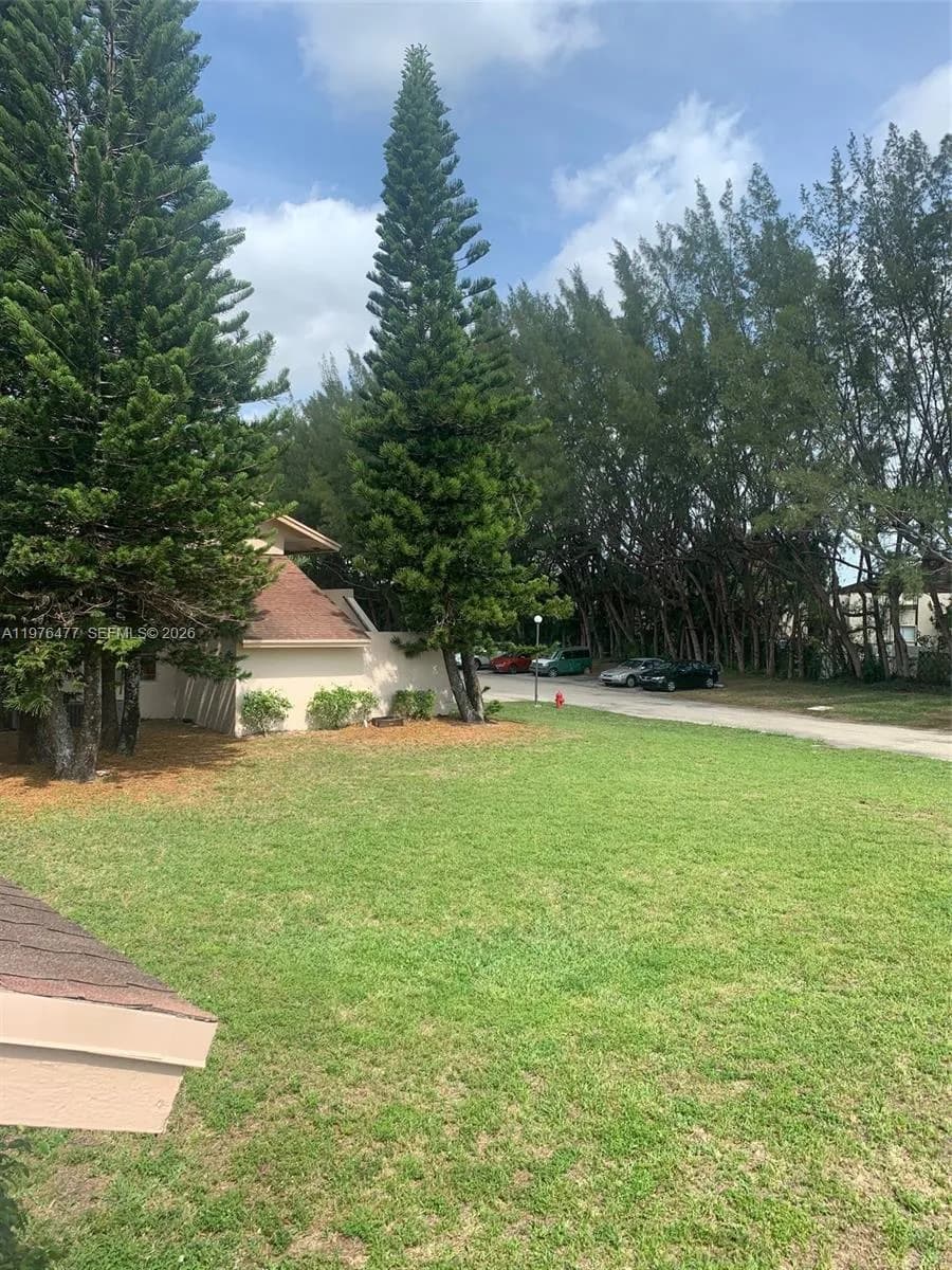 300 Nottingham Cir # J, Green Acres FL 33463