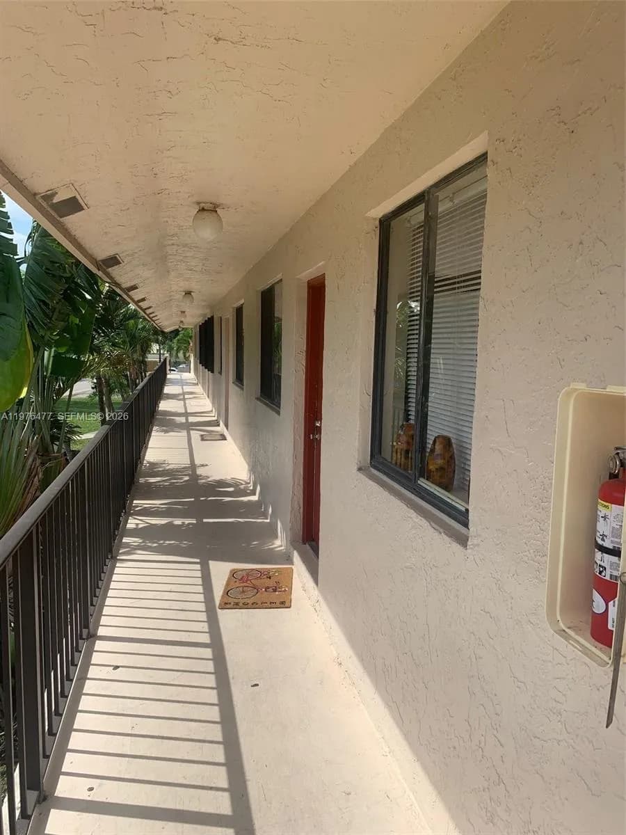 300 Nottingham Cir # J, Green Acres FL 33463