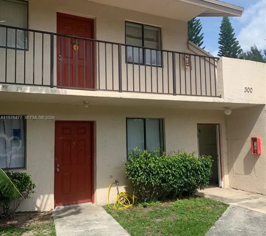 300 Nottingham Cir # J, Green Acres FL 33463