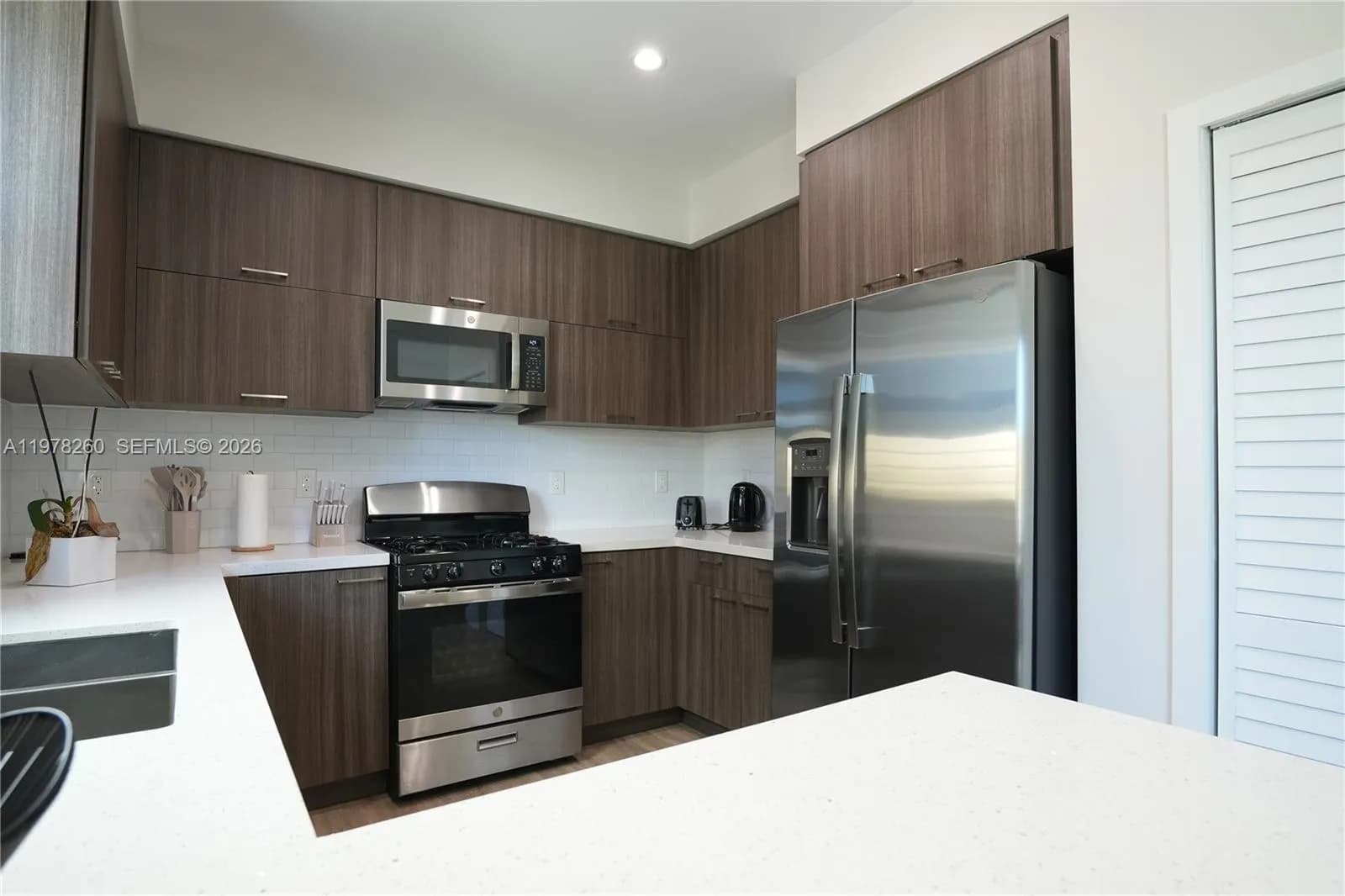 211 SE 4th St # 3, Hallandale Beach FL 33009