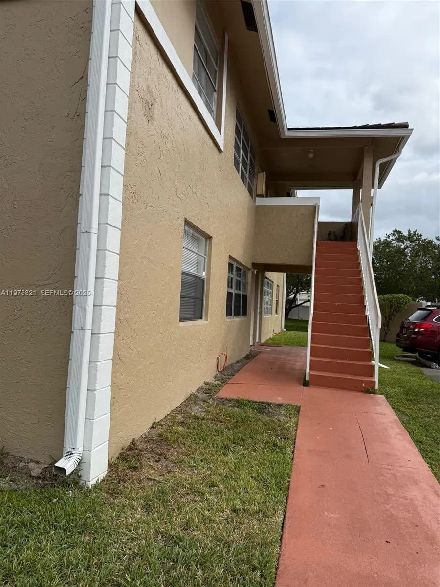 1001 Twin lakes Dr. # D, Coral Springs FL 33071