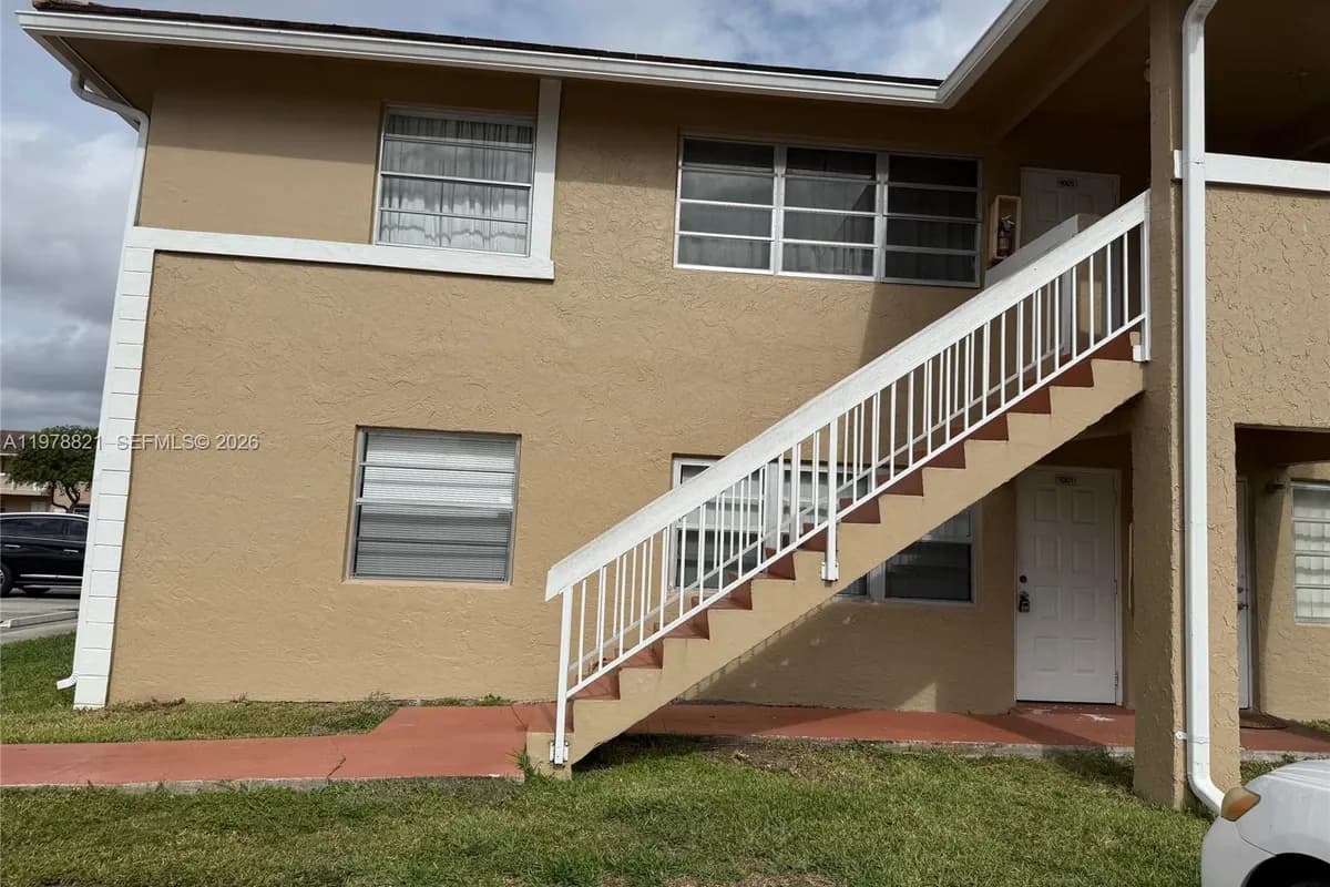 1001 Twin lakes Dr. # D, Coral Springs FL 33071