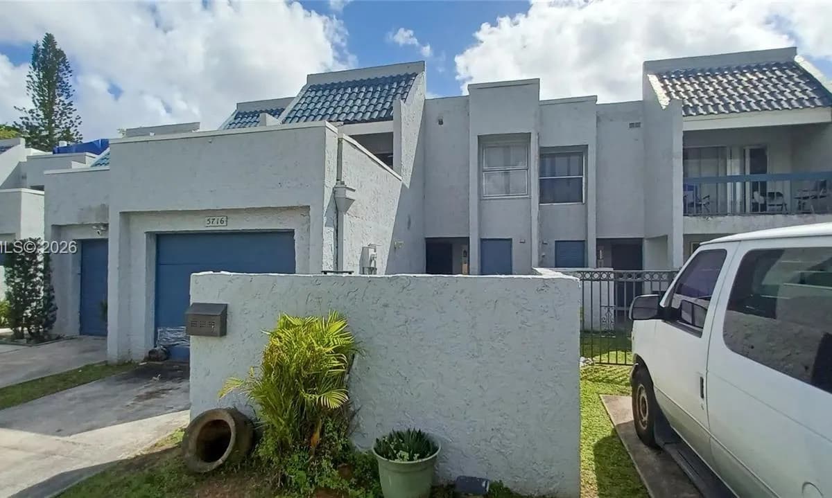 5716 NW 19th St # 18, Lauderhill FL 33313