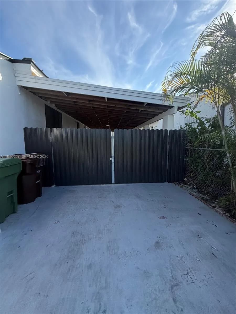 120 E 44th St, Hialeah FL 33013