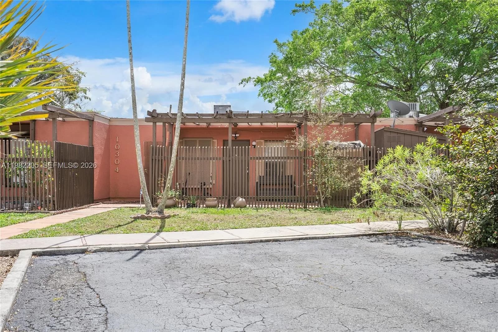 10304 Fairway Rd, Pembroke Pines FL 33026