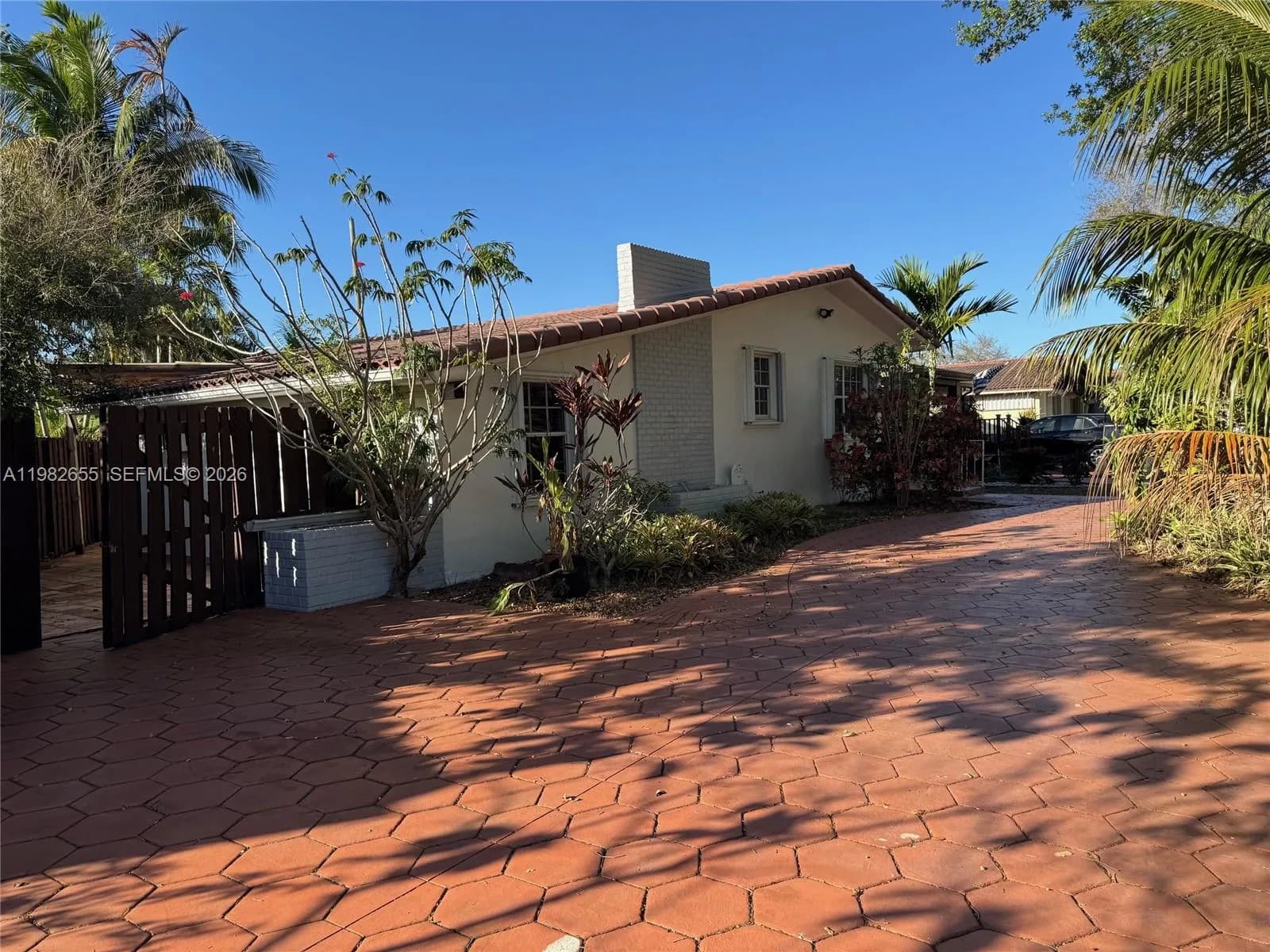 65 Bentley Dr, Miami Springs FL 33166