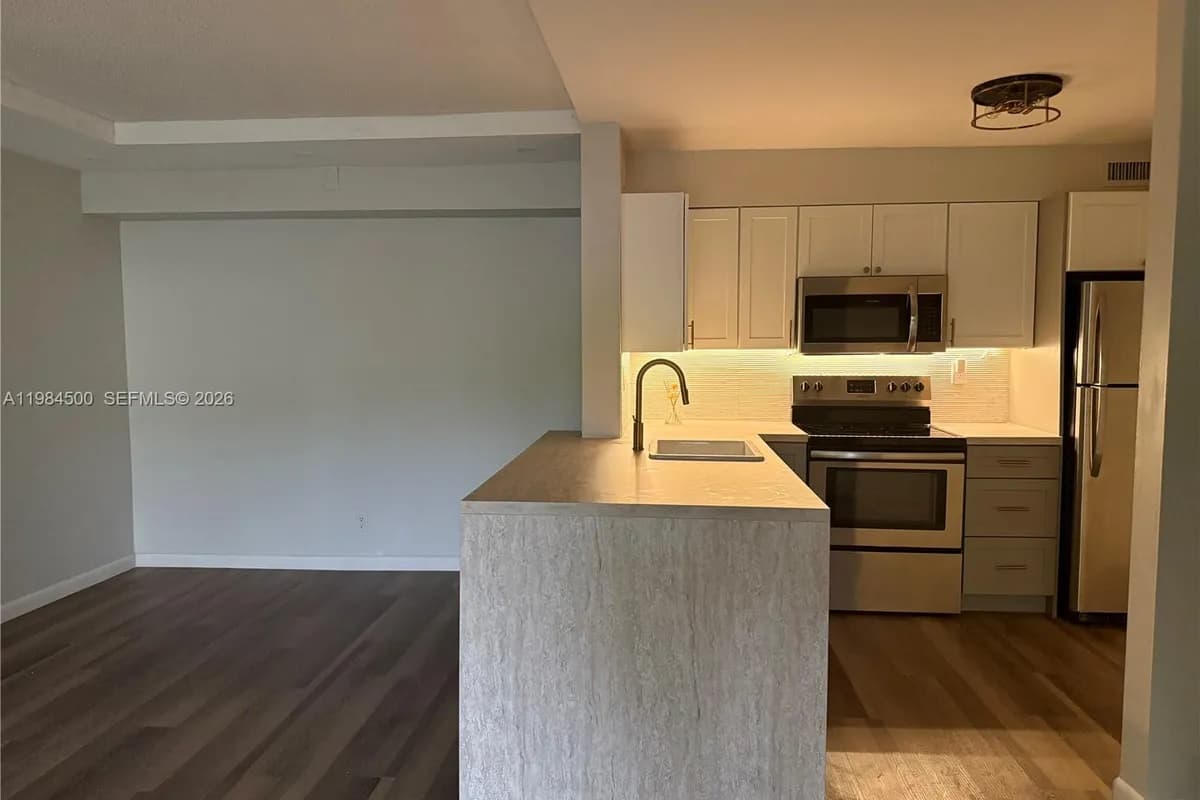 3001 N Oakland Forest Dr # 104, Oakland Park FL 33309