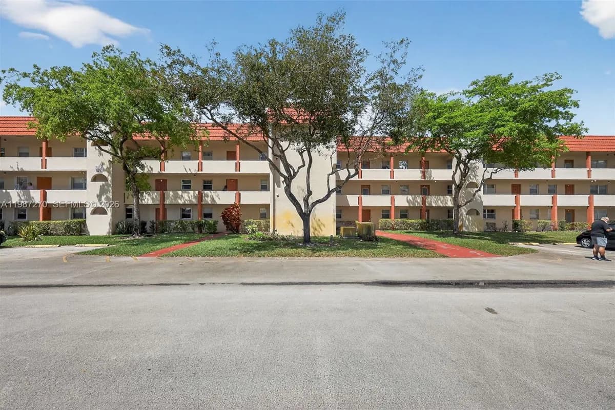 8051 N Sunrise Lakes Dr # 307, Sunrise FL 33322