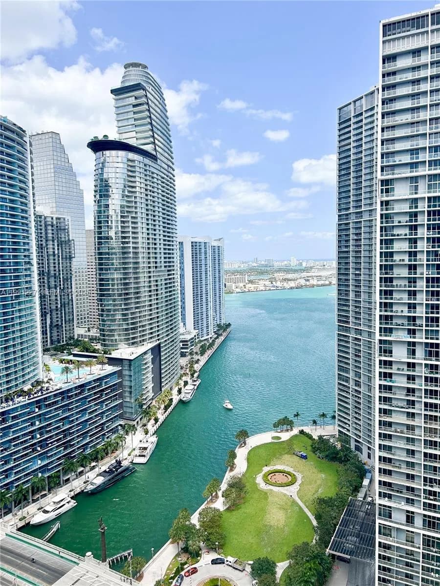1 bedroom 1 bath for sale at 77 SE 5TH ST. # 3614, Miami FL 33131