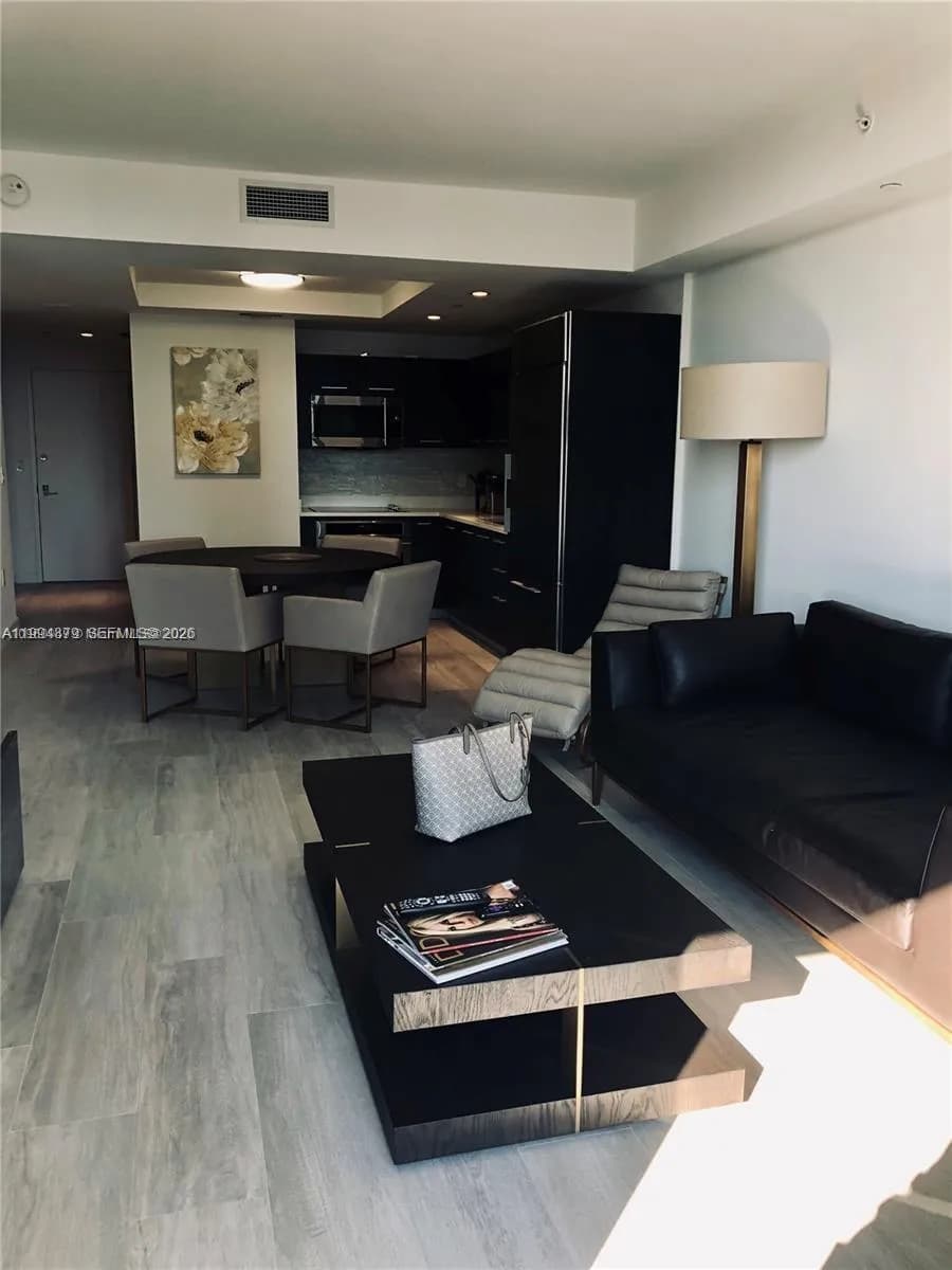 45 SW 9th St # 2004, Miami FL 33130