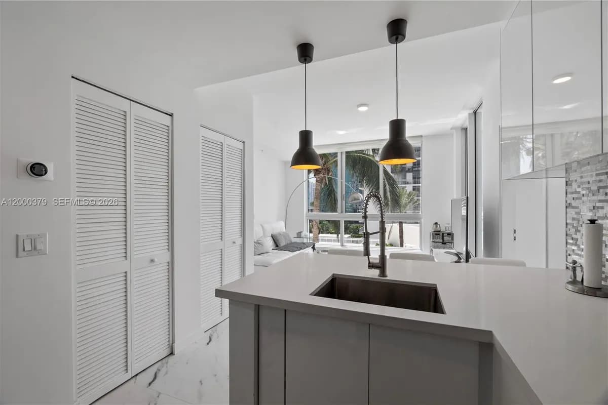 300 S Biscayne Blvd # 1411, Miami FL 33131