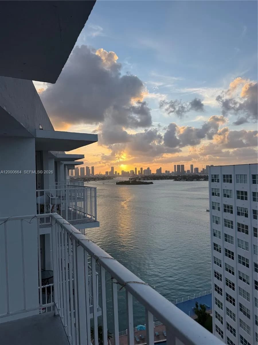 1 bedroom 1 bath for sale at 1228 West Ave # 1506, Miami Beach FL 33139
