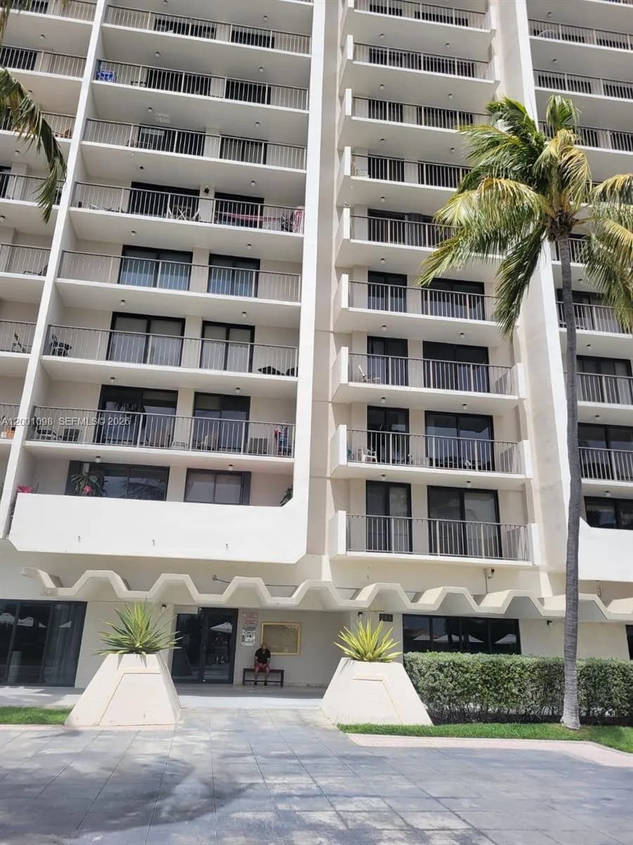 1 bedroom 2 bath for sale at 2625 Collins Ave # 1601, Miami Beach FL 33140