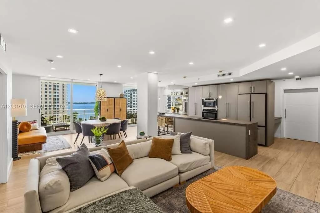2 bedroom 2 bath for sale at 888 Brickell Key Dr # 1207, Miami FL 33131