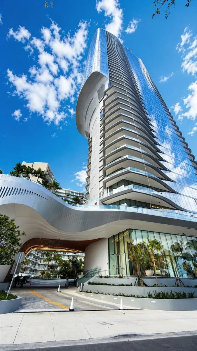 2 bedroom 2 bath Residential for sale at 175 SE 25 RD # 504, Miami FL 33129